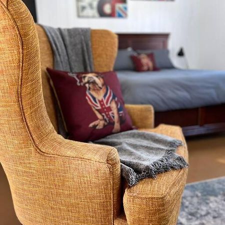Private Bright Modern Studio! Queen Bed ! Victoria Bagian luar foto