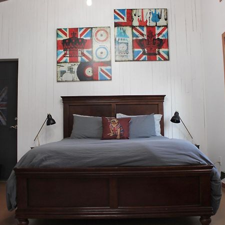 Private Bright Modern Studio! Queen Bed ! Victoria Bagian luar foto