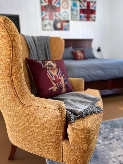 Private Bright Modern Studio! Queen Bed ! Victoria Bagian luar foto