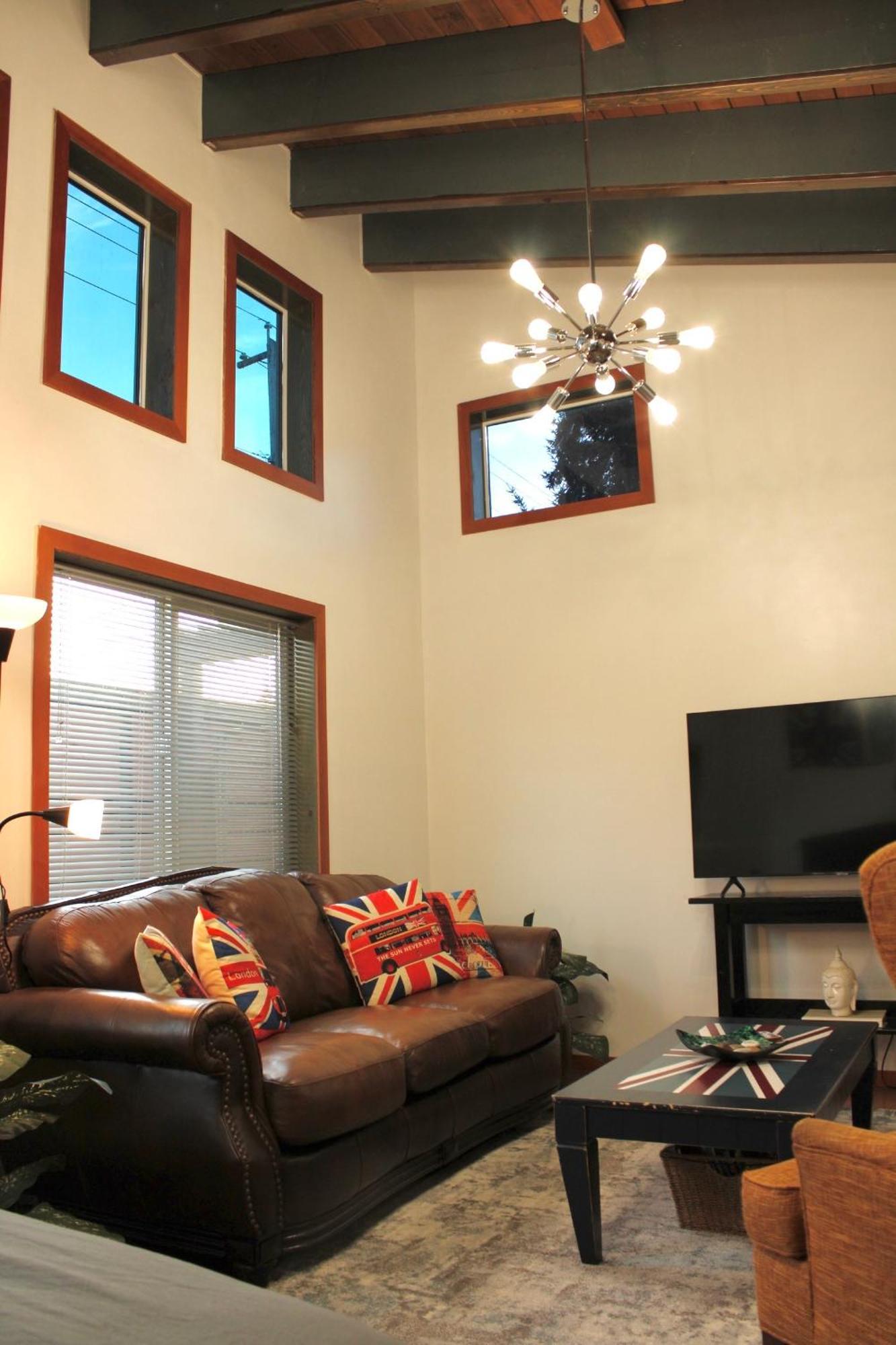Private Bright Modern Studio! Queen Bed ! Victoria Bagian luar foto