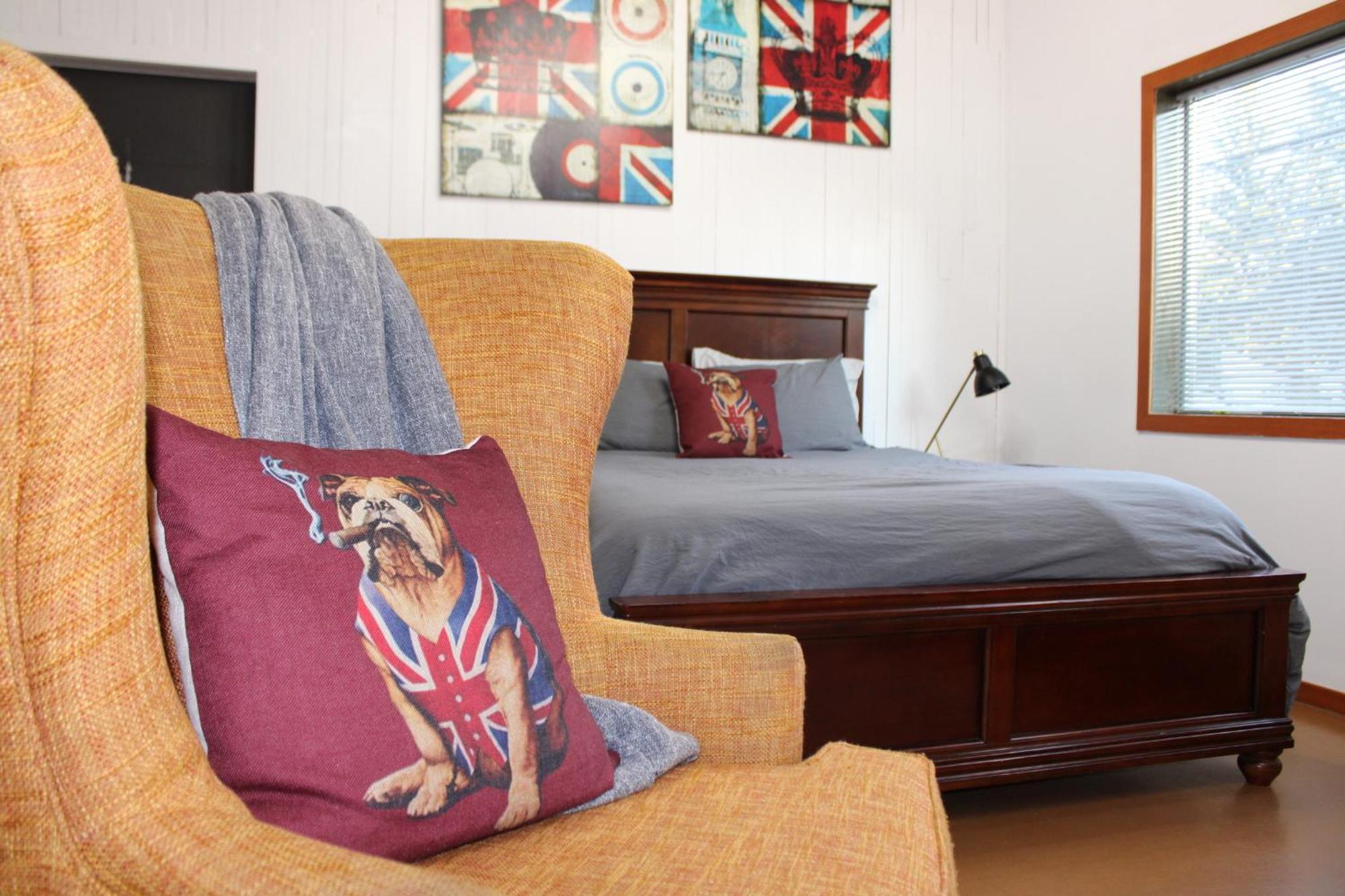 Private Bright Modern Studio! Queen Bed ! Victoria Bagian luar foto