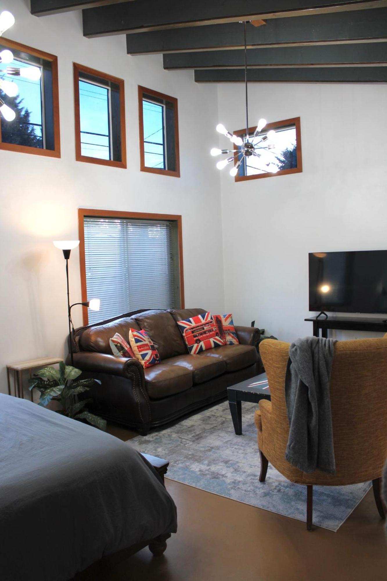 Private Bright Modern Studio! Queen Bed ! Victoria Bagian luar foto