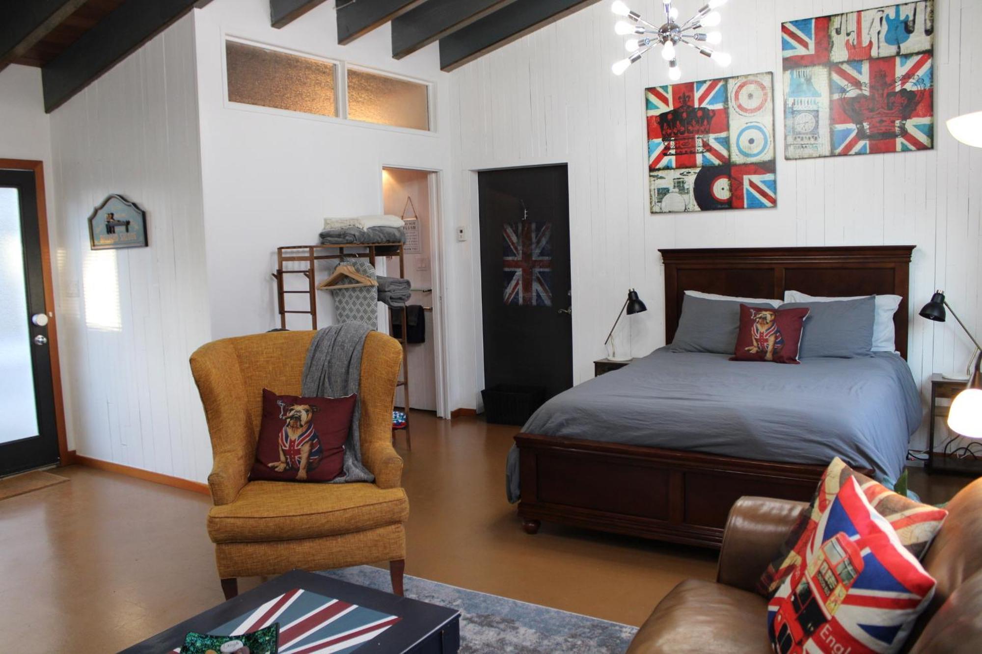 Private Bright Modern Studio! Queen Bed ! Victoria Bagian luar foto